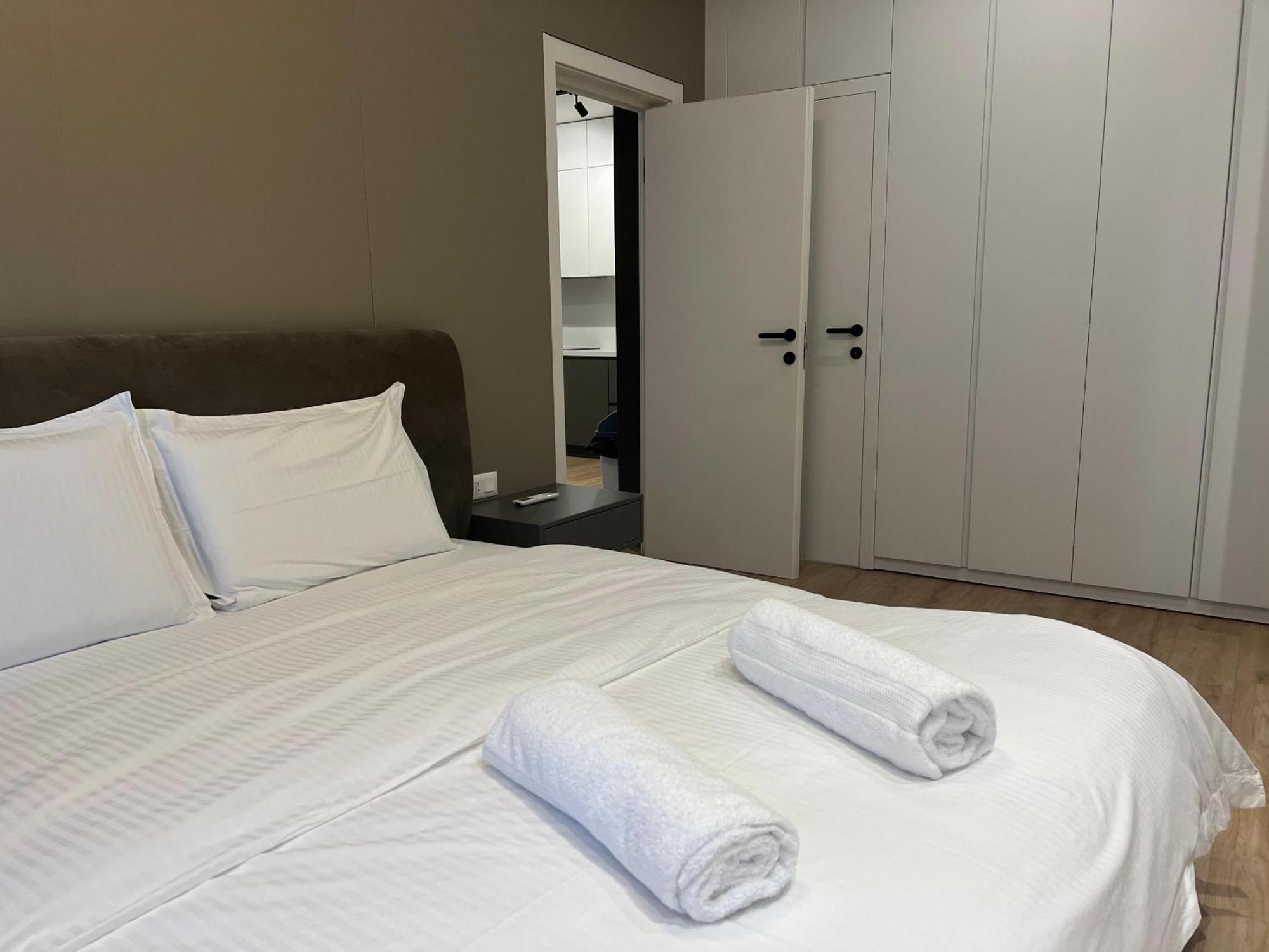 Hera Tirana Suite Deluxe Bagian luar foto