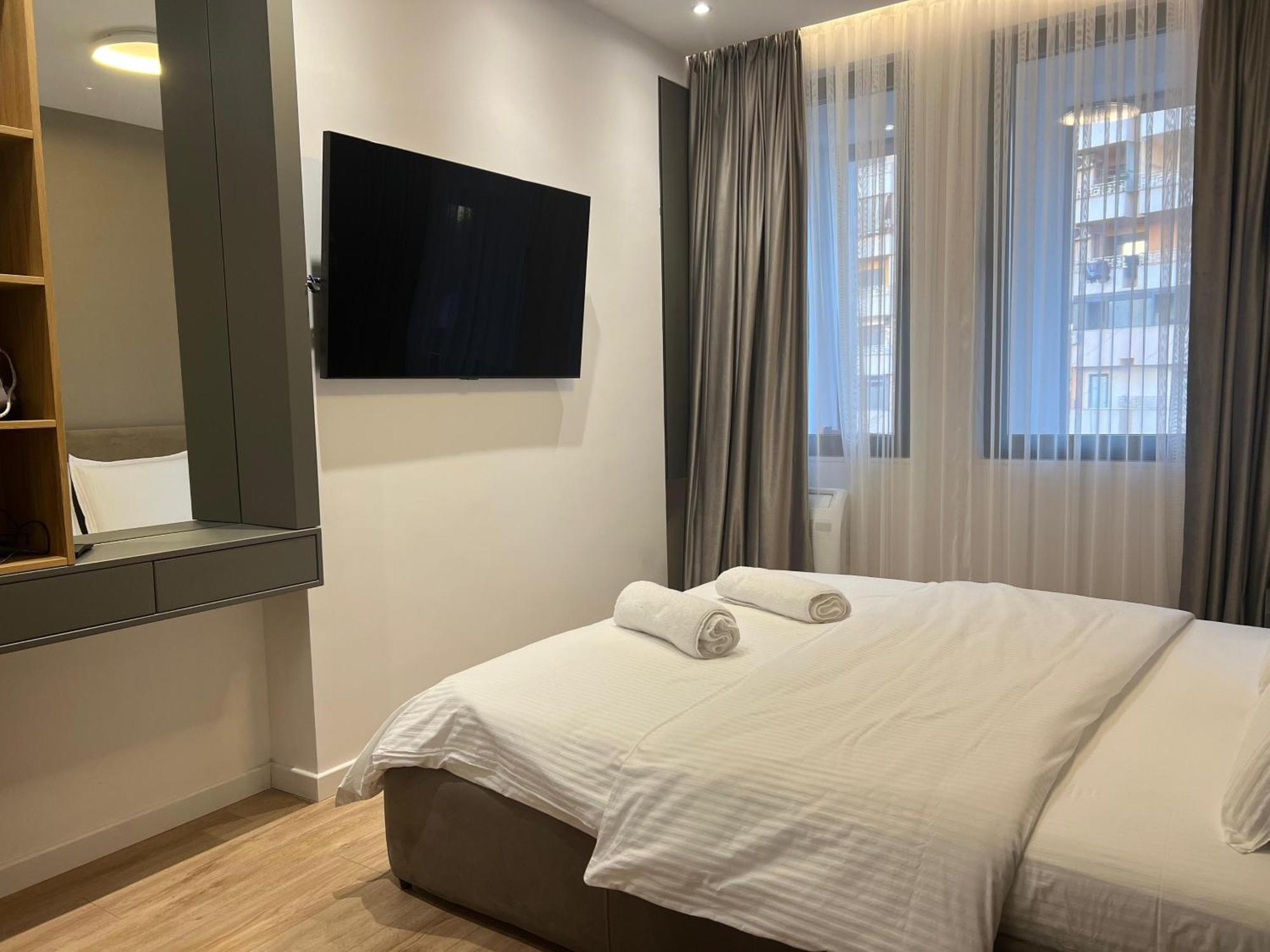 Hera Tirana Suite Deluxe Bagian luar foto